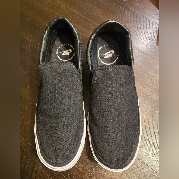 Nike Black Canvas Slip-Ons Sz 9.5 - Picture 1 of 5